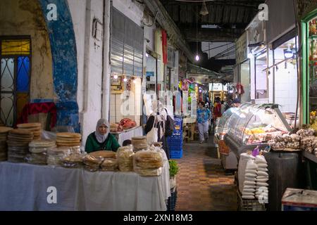 Tanger, Marokko. Juli 2024. Bild der Marktstände in der Medina in Tanger. Quelle: D. Canales Carvajal/Alamy Live News Stockfoto