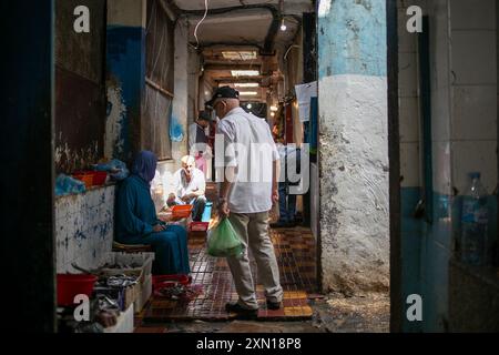 Tanger, Marokko. Juli 2024. Bild der Marktstände in der Medina in Tanger. Quelle: D. Canales Carvajal/Alamy Live News Stockfoto