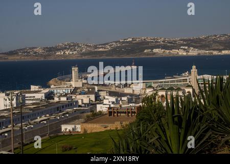 Tanger, Marokko. Juli 2024. Panoramablick auf den Hafen von Tanger an einem Sommernachmittag. Quelle: D. Canales Carvajal/Alamy Live News Stockfoto