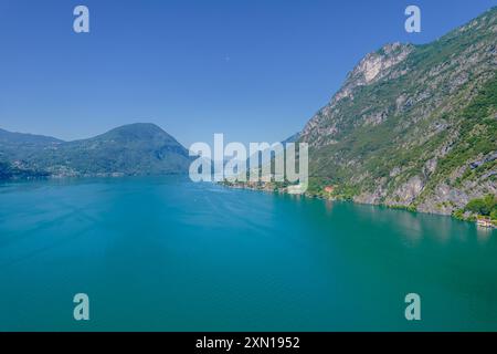 Blick aus der Luft auf den See Lugano zwischen den Bergen der Schweiz und Italiens, wunderschöne Panoramalandschaft Stockfoto