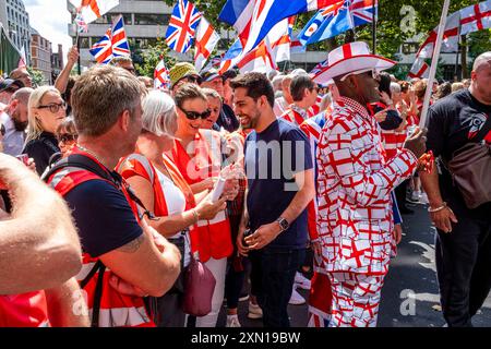 Der bekannte YouTuber Mahyar Tousi posierte vor der Rallye „Uniting the Kingdom“ am 27. Juli in London, Großbritannien für Fotos mit Menschen. Stockfoto