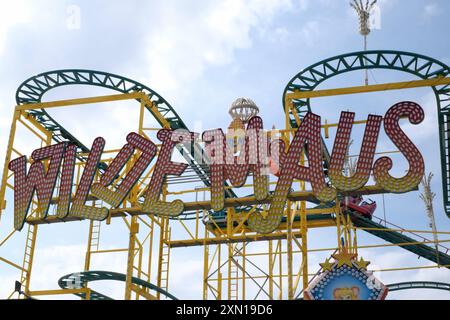 27.07.2024, xcex, DE, Hamburg, Heiligengeistfeld, Jahrmarkt, Volksfest, Sommerdom, Schausteller, Hamburger Dom, Symbolbild, Wilde Maus, Fahrgeschaeft, Achterbahn *** 27 07 2024, xcex, GER, Hamburg, Heiligengeistfeld, Messe, Jahrmarkt, Sommerdom, Showman, Hamburger Dom, symbolisches Bild, wilde Maus, Fahrt, Achterbahn CE Stockfoto