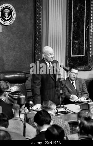 US-Präsident Dwight Eisenhower spricht vor Mikrofonen auf einer Pressekonferenz in Washington, D.C., USA, Warren K. Leffler, U.S. News & World Report Magazine Photograph Collection, 15. Januar 1958 Stockfoto