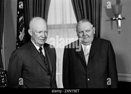 Dr. Ludwig Erhard, Vizekanzler und Wirtschaftsminister der Bundesrepublik Deutschland, zusammen mit dem US-Präsidenten Dwight Eisenhower, Weißen Haus, Washington, D.C., USA, Warren K. Leffler, U.S. News & World Report Magazine Photograph Collection, 24. März 1958 Stockfoto