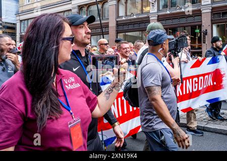 Der rechtsradikale Aktivist Tommy Robinson marschiert mit seinen Anhängern durch Central London zum Trafalgar Square, wo er die Rallye „Uniting the Kingdom“ in London, Großbritannien, antritt Stockfoto