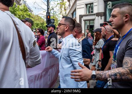 Am 27. Juli fand die Rallye Uniting the Kingdom statt, die vom Rechtsaktivist Tommy Robinson, London, Großbritannien, organisiert wurde. Stockfoto