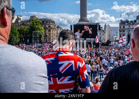 Große Menschenmassen am Trafalgar Square Hören Sie sich die Reden des rechtsradikalen Aktivisten Tommy Robinson bei der „Uniting the Kingdom“-Rally in London, Großbritannien. Stockfoto