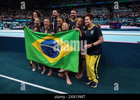 PARIS, FRANKREICH. 30. Juli 2024. Die Bronzemedaillengewinnerinnen des Teams Brasilien feiern nach dem Finale des Teams der Frauen am vierten Tag der Olympischen Spiele 2024 in der Bercy Arena in Paris, Frankreich. Quelle: Craig Mercer/Alamy Live News Stockfoto