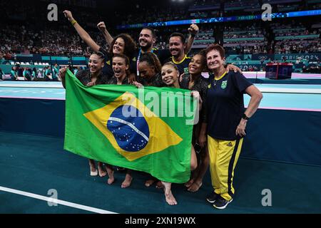 PARIS, FRANKREICH. 30. Juli 2024. Die Bronzemedaillengewinnerinnen des Teams Brasilien feiern nach dem Finale des Teams der Frauen am vierten Tag der Olympischen Spiele 2024 in der Bercy Arena in Paris, Frankreich. Quelle: Craig Mercer/Alamy Live News Stockfoto