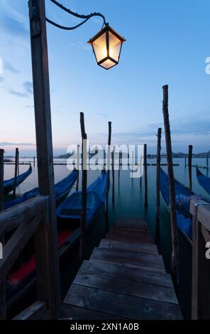 Blick über die Lagune nach San Giorgio Maggiore vom Markusplatz in Venedig in Italien in Europa Stockfoto