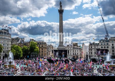 Große Menschenmassen am Trafalgar Square hören Eine Band, die auf der Bühne der „Uniting the Kingdom“ Rally am 27. Juli in London spielt. Stockfoto