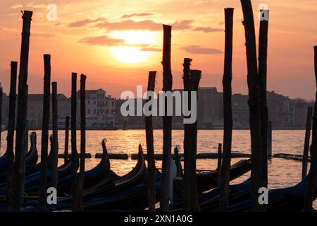 Blick auf den Sonnenaufgang auf die Lagune vom Markusplatz in Venedig in Italien in Europa Stockfoto