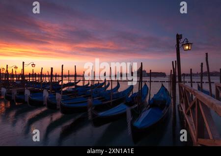 Blick auf die Kirche San Giorgio Maggiore gegenüber der Lagune vom Markusplatz in Venedig in Italien in Europa Stockfoto