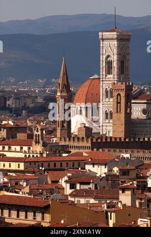 Blick auf Giottos campanile über die Rroftops von Florenz in Italien in Europa Stockfoto