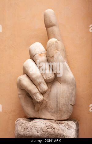 Gebrochene Hand von der Statue von Constantin dem Großen im Kapitolinischen Museum in Rom in Italien in Europa Stockfoto