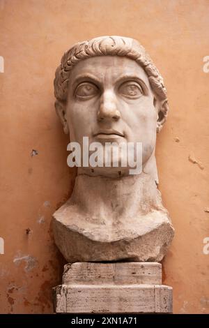 Gebrochene Hand von der Statue von Constantin dem Großen im Kapitolinischen Museum in Rom in Italien in Europa Stockfoto