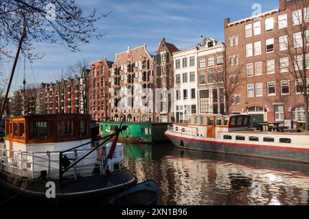 Hausboote und Kanalhäuser auf der Brouwersgracht in Amsterdam in den Niederlanden in Europa Stockfoto