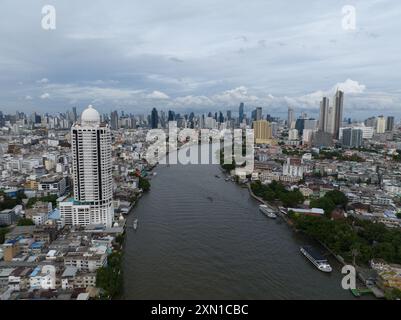Bangkok, Amphoe Mueang Bangkok, Thailand, 24. Juni 2024: Magnolias Waterfront Residences Iconsiam an der Taksinbridge in Bangkok, Thailand. Stockfoto