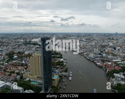 Bangkok, Amphoe Mueang Bangkok, Thailand, 24. Juni 2024: Icon siam Banks und Einkaufszentrum entlang des Chao Phraya Flusses in Bangkok. Luftaufnahme. Stockfoto