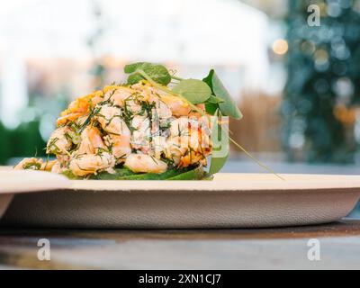 Traditionelle dänische Sandwiches mit leckeren Garnelen auf dem Straßenmarkt. Smorrebrod. Set skandinavischer Snacks. Stockfoto