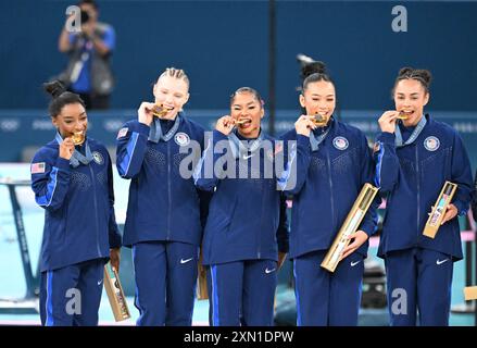 30. Juli 2024; Olympische Spiele in Paris, Bercy Arena Paris, Frankreich, 4. Tag; das Turnen-Finale des Damen-Teams, die USA-Damen beißen ihre Goldmedaillen Stockfoto