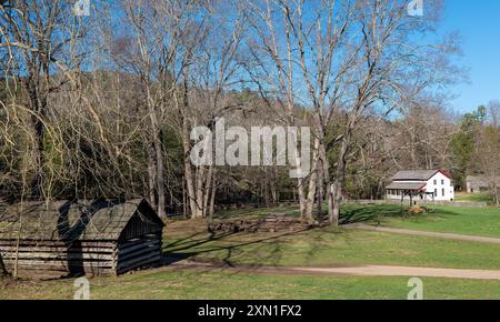 Alte Gebäude und Bäume in einem Cades Cove historischen Viertel in den Great Smokey Mountains. Stockfoto