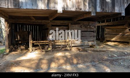 Der alte Harken aus Metall befindet sich in einem historischen Holzschuppen an der Cades Cove in den Great Smokey Mountains von Tennessee. Stockfoto