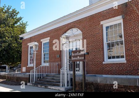 SEVIERVILLE, TN - 12. März 2024: Gebäude des Sevier County Heritage Museum und Haupteingang in Tennessee. Stockfoto