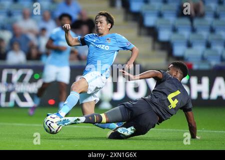 Tatsuhiro Sakamoto von Coventry City (links) wird während des Freundschaftsspiels in der Coventry Building Society Arena von Everton Mason Holgate angegriffen. Bilddatum: Dienstag, 30. Juli 2024. Stockfoto