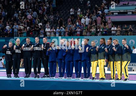 ANDREOLI Angela, D’AMATO Alice, ESPOSITO Manila, IORIO Elisa, VILLA Giorgia (Italien), BILES Simone (USA), CAREY Jade (USA), CHILES Jordan (USA), LEE Sunisa (USA), RIVERA Hezly (USA), ANDRADE Rebeca, BARBOSA Jade, OLIVEIRA Lorrane, SARAIVA Flavia, SOARES Julia (Brasilien) jubeln bei der Siegerehrung auf dem Podium, FRA, Olympische Spiele Paris 2024, Geraetturnen, Damen Teamfinale, 30.07.2024 Foto: Eibner-Pressefoto/Michael Memmler Stockfoto