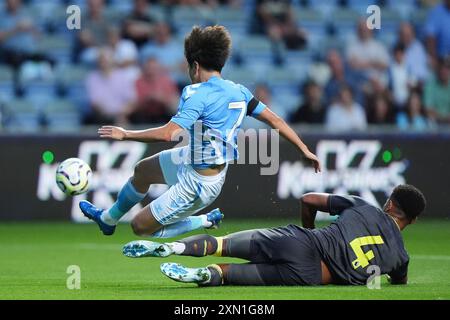 Tatsuhiro Sakamoto von Coventry City (links) wird während des Freundschaftsspiels in der Coventry Building Society Arena von Everton Mason Holgate angegriffen. Bilddatum: Dienstag, 30. Juli 2024. Stockfoto