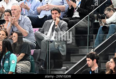 Paris, Frankreich. 30. Juli 2024. Der französische Premierminister Gabriel Attal und der stellvertretende Minister für Industrie und Energie Roland Lescure nahmen am 30. Juli 2024 am Finale des Frauenteams im Kunstturnen während der Olympischen Sommerspiele 2024 in der Bercy Arena in Paris Teil. Foto: David Niviere/ABACAPRESS. COM Credit: Abaca Press/Alamy Live News Stockfoto