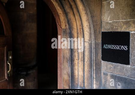 Der Eintritt In Die Zulassungsabteilung Einer Elite-Universität Stockfoto