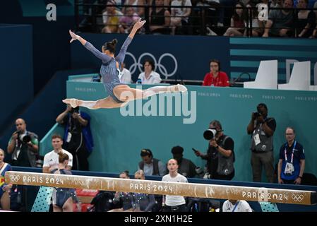 30. Juli 2024; Olympische Spiele in Paris, Bercy Arena, Paris, Frankreich, Tag 4; Womens Team Gymnastics Finale, Georgia-May Fenton von Großbritannien in Aktion auf dem Balancebrach Stockfoto