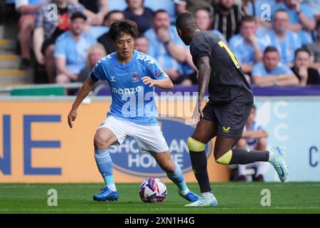 Tatsuhiro Sakamoto von Coventry City (links) und Evertons Ashley Young kämpfen während des Freundschaftsspiels vor der Saison in der Coventry Building Society Arena um den Ball. Bilddatum: Dienstag, 30. Juli 2024. Stockfoto