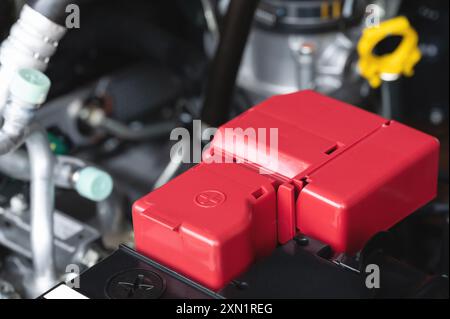 Anschluss der Kfz-Batterie Nahansicht des Motorhintergrunds Stockfoto