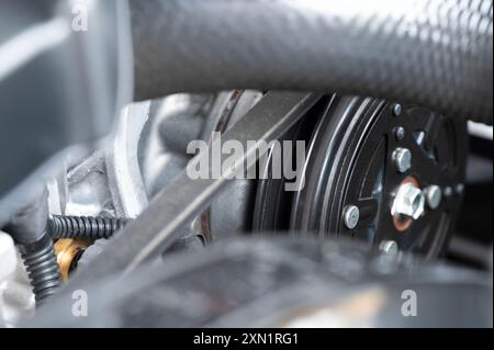 Car-Zahnriemen auf Riemenscheibe, Makroaufnahme Stockfoto