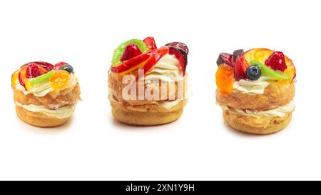 Hausgemachter Kuchen mit Sahne und Obst isoliert auf weiß. Stockfoto