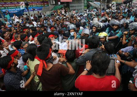 Dhaka, Bangladesch. 30. Juli 2024. Kulturaktivisten und Mitglieder der Zivilgesellschaft halten Plakate, während sie einen liedmarsch für Opfer inszenieren, die während der jüngsten landesweiten Studentenproteste über Quoten für staatliche Arbeitsplätze am 30. Juli 2024 in Dhaka getötet wurden. Bangladeschs Regierung forderte am 30. Juli einen Trauertag für Opfer von Gewalt in landesweiten Unruhen, aber Studenten verurteilten die Geste als respektlos gegenüber den Klassenkameraden, die in diesem Monat bei Zusammenstößen mit der Polizei getötet wurden. Foto: Habibur Rahman/ABACAPRESS. COM Credit: Abaca Press/Alamy Live News Stockfoto