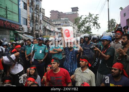 Dhaka, Bangladesch. 30. Juli 2024. Kulturaktivisten und Mitglieder der Zivilgesellschaft halten Plakate, während sie einen liedmarsch für Opfer inszenieren, die während der jüngsten landesweiten Studentenproteste über Quoten für staatliche Arbeitsplätze am 30. Juli 2024 in Dhaka getötet wurden. Bangladeschs Regierung forderte am 30. Juli einen Trauertag für Opfer von Gewalt in landesweiten Unruhen, aber Studenten verurteilten die Geste als respektlos gegenüber den Klassenkameraden, die in diesem Monat bei Zusammenstößen mit der Polizei getötet wurden. Foto: Habibur Rahman/ABACAPRESS. COM Credit: Abaca Press/Alamy Live News Stockfoto