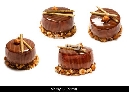 Schokolade- und Karamellkuchen isoliert auf weißem Hintergrund. Draufsicht. Stockfoto