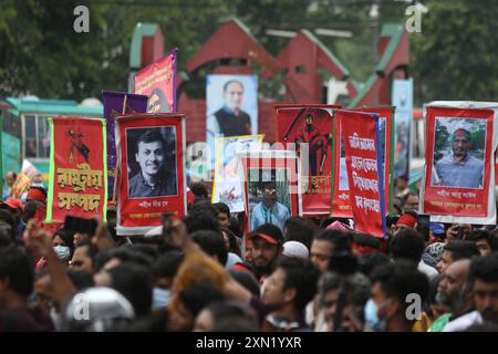 Dhaka, Bangladesch. 30. Juli 2024. Kulturaktivisten und Mitglieder der Zivilgesellschaft halten Plakate, während sie einen liedmarsch für Opfer inszenieren, die während der jüngsten landesweiten Studentenproteste über Quoten für staatliche Arbeitsplätze am 30. Juli 2024 in Dhaka getötet wurden. Bangladeschs Regierung forderte am 30. Juli einen Trauertag für Opfer von Gewalt in landesweiten Unruhen, aber Studenten verurteilten die Geste als respektlos gegenüber den Klassenkameraden, die in diesem Monat bei Zusammenstößen mit der Polizei getötet wurden. Foto: Habibur Rahman/ABACAPRESS. COM Credit: Abaca Press/Alamy Live News Stockfoto