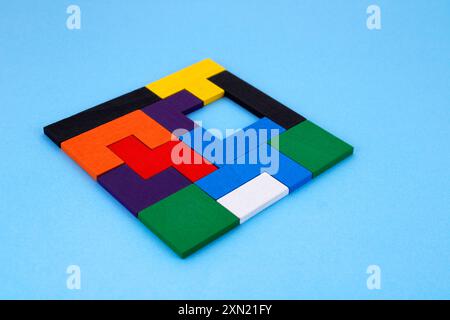 Leerer Platz in einem Quadrat aus bunten Puzzleteilen Stockfoto