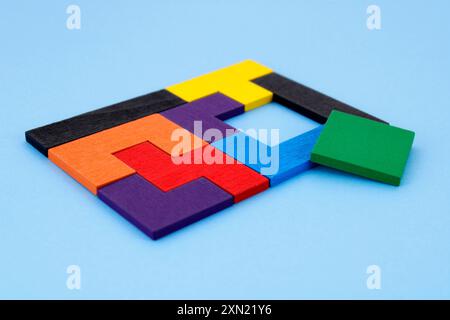 Ein Stück aus dem Raum, den es einnimmt, in einem Rechteck aus bunten Holzpuzzle Stockfoto