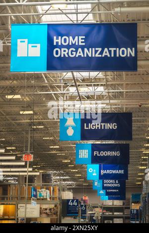 Menifee, CA, USA - 29. Juli 2024: Blick auf das Hauptgebäude des Lowes-Kaufhauses. Stockfoto