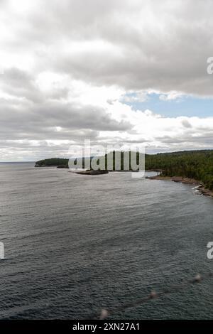 Ein herrlicher Blick auf die felsige Küste des Lake Superior in Minnesota. Stockfoto