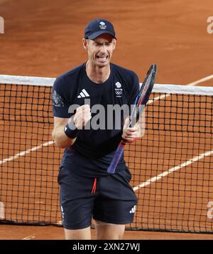 Paris, Frankreich. 30. Juli 2024. Der Brite Andy Murray feiert am vierten Tag der Olympischen Spiele in Paris am Dienstag, den 30. Juli 2024, den Sieg mit seinem Teamkollegen Dan Evans im Doppelspiel gegen Belgien bei Roland Garros. Großbritannien gewann das Spiel in einer Tiebreak mit zwei Sätzen zu eins. Foto: Hugo Philpott/UPI Credit: UPI/Alamy Live News Stockfoto