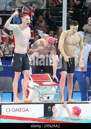 Paris, Frankreich. 30. Juli 2024. Mitglieder des Teams Großbritannien feiern nach dem Gewinn der Goldmedaille im Freistil-Relay-Finale der Männer im 4X200 m-Format bei den Olympischen Spielen 2024 in Paris am Dienstag, den 30. Juli 2024, in der Arena Le Defense in Paris. Foto: Richard Ellis/UPI Credit: UPI/Alamy Live News Stockfoto