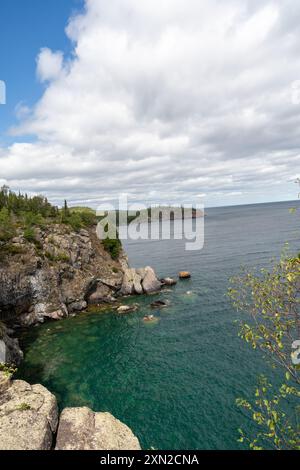 Ein herrlicher Blick auf die felsige Küste des Lake Superior in Minnesota. Stockfoto