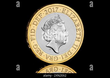 2017 £ 2 Münze zum Gedenken an den 200. Todestag der Autorin Jane Austen. Vorderseite von Jody Clark. Reverse Design von Dominique Evans Stockfoto